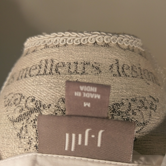 Classic white button down top - Picture 3 of 4